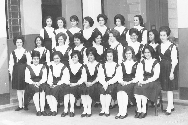 A colaboração veio da Neusa Maria Falleiros, atualmente residindo em Guaíra, e sua sobrinha Nadima Damian. É uma foto de formandas do Curso Normal do Colégio de Lourdes, no ano de 1963. Sentadas, da esquerda para a direita: Paula Leão, Vanda Bittar, Marle